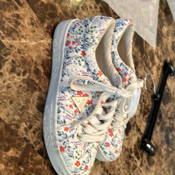 8001 women’s Guess tennis shoe size 8 - Picture 2 of 7